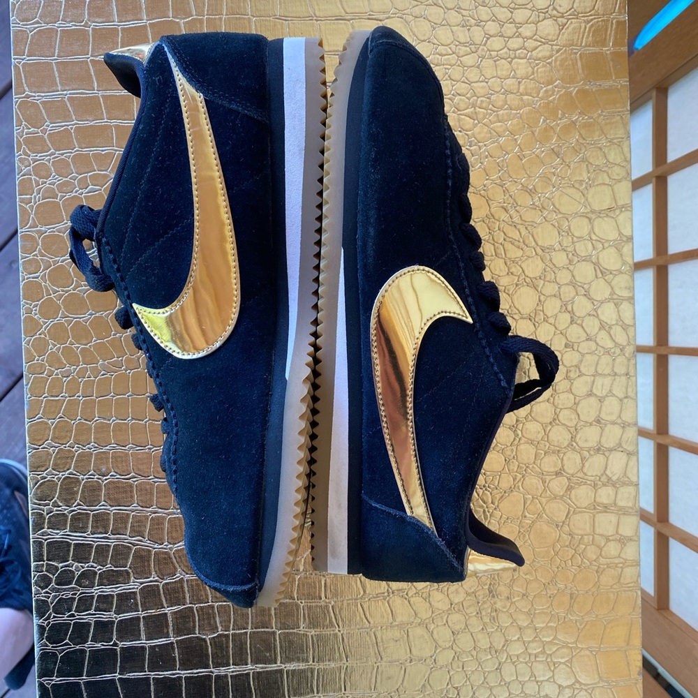 Nike Women's Sneakers in Black and Gold - Picture 6 of 10